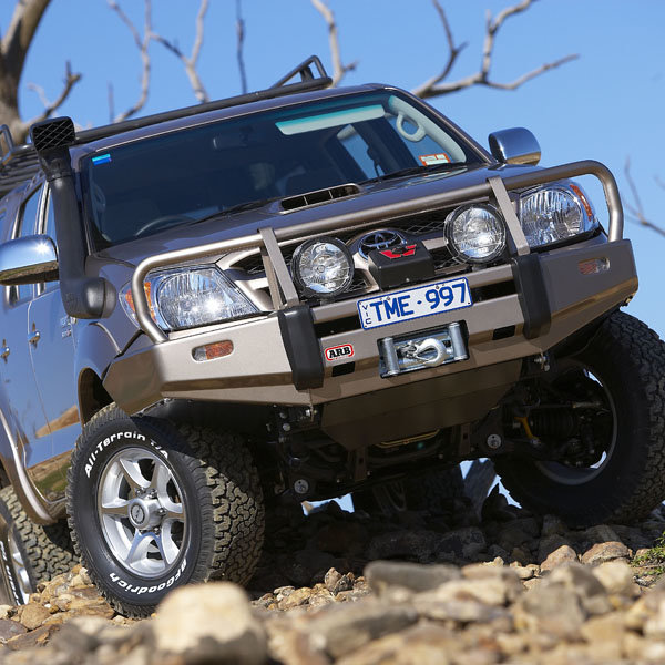 Силовой передний бампер ARB Deluxe для Toyota Hilux (до 2011 года) [3414300]