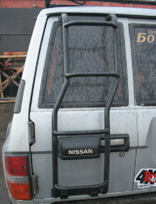 Лестница для Nissan Patrol Y60 на заднюю дверь